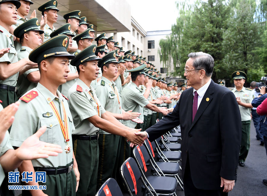 8月7日，中共中央政治局常委、全國(guó)政協(xié)主席、中央代表團(tuán)團(tuán)長(zhǎng)俞正聲率代表團(tuán)部分成員分別赴內(nèi)蒙古軍區(qū)、武警內(nèi)蒙古總隊(duì)、武警內(nèi)蒙古森林總隊(duì)慰問(wèn)，并會(huì)見(jiàn)自治區(qū)政法干警代表。這是俞正聲會(huì)見(jiàn)武警內(nèi)蒙古森林總隊(duì)官兵。新華社記者 張領(lǐng) 攝