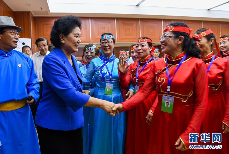 8月9日，中共中央政治局委員、國務(wù)院副總理、中央代表團(tuán)副團(tuán)長劉延?xùn)|率中央代表團(tuán)二分團(tuán)到赤峰看望慰問各族干部群眾。這是劉延?xùn)|在赤峰市群眾藝術(shù)館和群眾親切交談。新華社記者 連振 攝