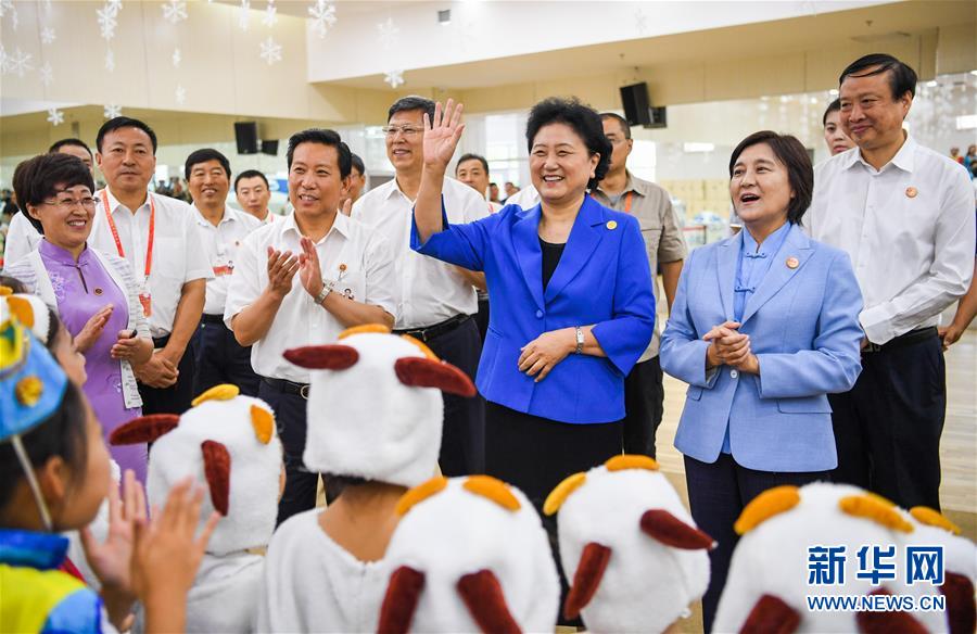 8月9日，中共中央政治局委員、國務(wù)院副總理、中央代表團(tuán)副團(tuán)長劉延?xùn)|率中央代表團(tuán)二分團(tuán)到赤峰看望慰問各族干部群眾。這是劉延?xùn)|在赤峰市青少年宮與青少年熱烈互動(dòng)。新華社記者 連振 攝