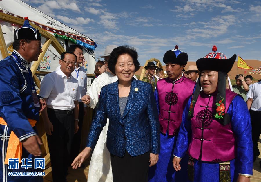 8月10日，中共中央政治局委員、中央統(tǒng)戰(zhàn)部部長、中央代表團副團長孫春蘭率中央代表團三分團繼續(xù)在內(nèi)蒙古自治區(qū)阿拉善盟看望慰問，把以習近平同志為核心的黨中央的親切關(guān)懷和全國各族人民的美好祝福帶給阿拉善各族各界干部群眾。這是孫春蘭在牧民張輝生（右二）家了解生產(chǎn)生活情況。新華社記者 任軍川 攝