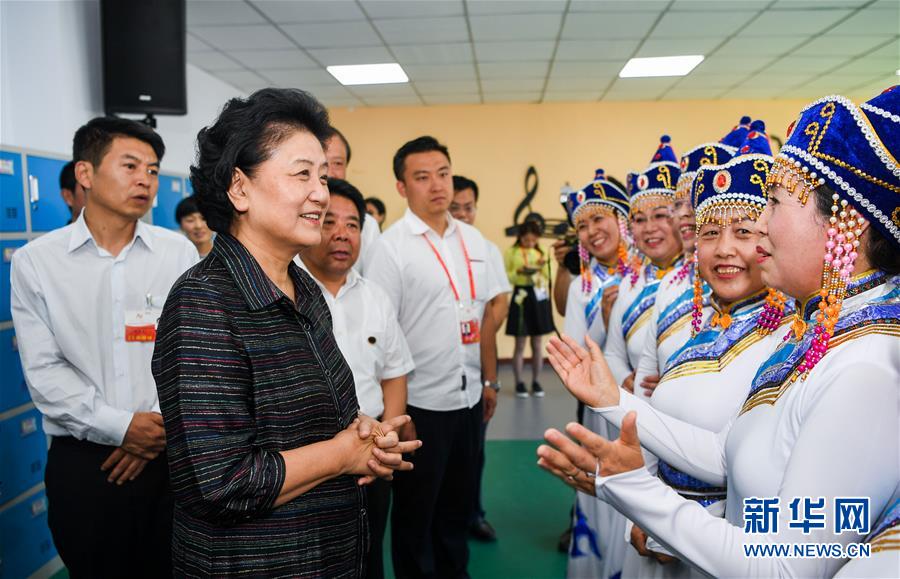 8月11日，中共中央政治局委員、國務(wù)院副總理、中央代表團副團長劉延?xùn)|率中央代表團二分團，看望慰問烏蘭察布各族干部群眾，轉(zhuǎn)達以習(xí)近平同志為核心的黨中央的親切關(guān)懷和全國人民的美好祝愿。這是劉延?xùn)|在考察察哈爾社區(qū)時與居民們親切交談。新華社記者 連振 攝