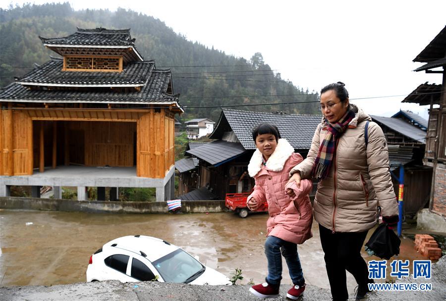 （圖片故事）（5）大山貧困娃和她的“駐村媽媽”