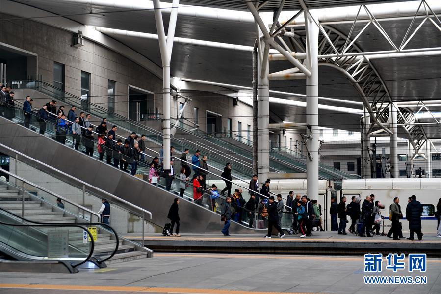 （經(jīng)濟(jì)）（3）4月10日起全國鐵路實(shí)行新列車運(yùn)行圖               