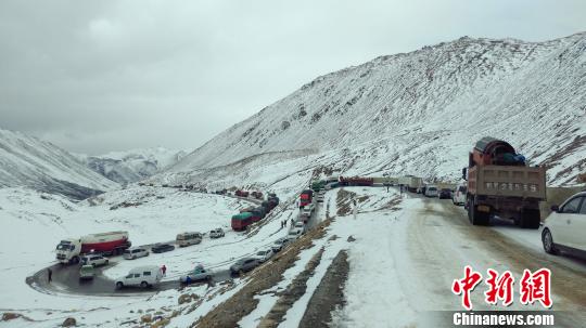 暴雪致川藏線數(shù)百輛車受阻武警某部緊急出動6小時搶通