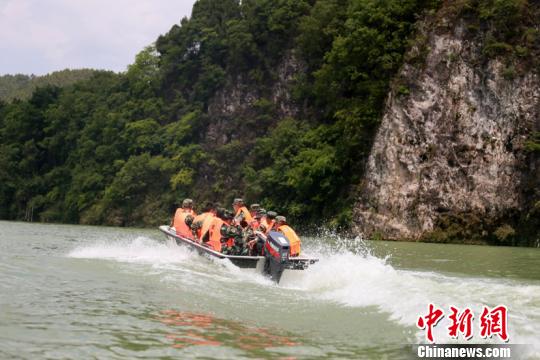 武警黔東南支隊(duì)在水上開(kāi)展救援訓(xùn)練 黃事成 攝