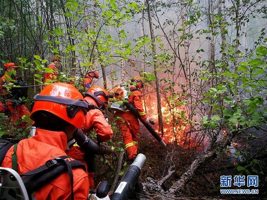 （XHDW）（1）內(nèi)蒙古大興安嶺原始林區(qū)雷擊火蔓延 近4000人趕赴火場(chǎng)撲救