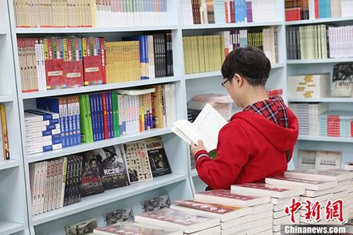 5月9日，一女子在哈爾濱市某書店選購圖書。從5月1日至5月4日，全國32家紙廠宣布漲價，各紙種漲價幅度為每噸100元至300元不等。對此，出版行業(yè)業(yè)內(nèi)人士表示“因為紙張價格上漲，直接造成了出版成本的明顯增加，出版行業(yè)只能被迫對圖書定價進(jìn)行調(diào)整。”
<a target='_blank' >中新社</a>記者 于琨 攝