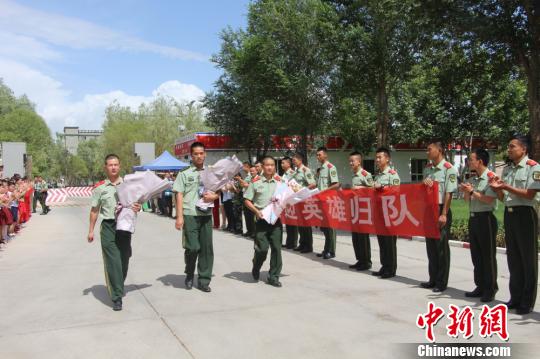 部隊官兵們迎接出院歸來的李運飛(中)和其他消防戰(zhàn)士?！⊥粲?攝