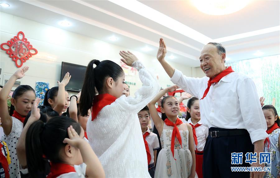 （改革先鋒風(fēng)采·圖文互動）（2）秦振華：“張家港精神”的塑造者