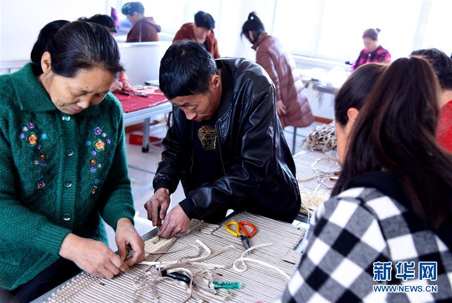 （在習(xí)近平新時代中國特色社會主義思想指引下——新時代新作為新篇章·圖文互動）（6）腳下有路 心中有志 生命有光——殘疾夫妻“跑贏”脫貧沖刺