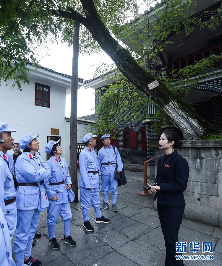 （新華全媒頭條·壯麗70年·奮斗新時代——記者再走長征路·圖文互動）（4）偉大轉(zhuǎn)折是怎樣發(fā)生的——重回遵義會議現(xiàn)場