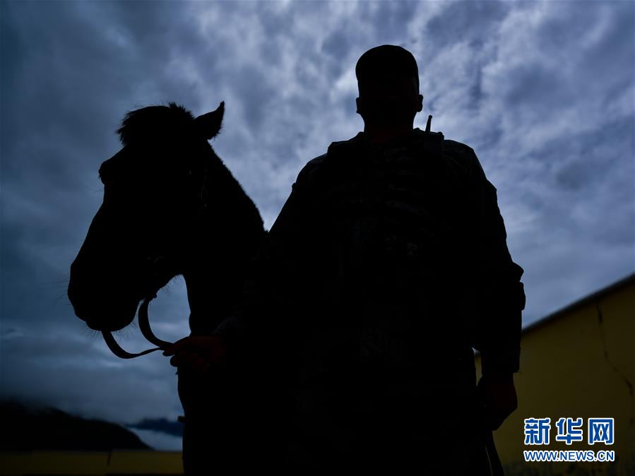 （新華全媒頭條·愛國情 奮斗者·圖文互動）（6）初心不改 紅心向黨——西部戰(zhàn)區(qū)陸軍某旅玉樹獨立騎兵連連長尼都塔生一家四代跟黨走紀實