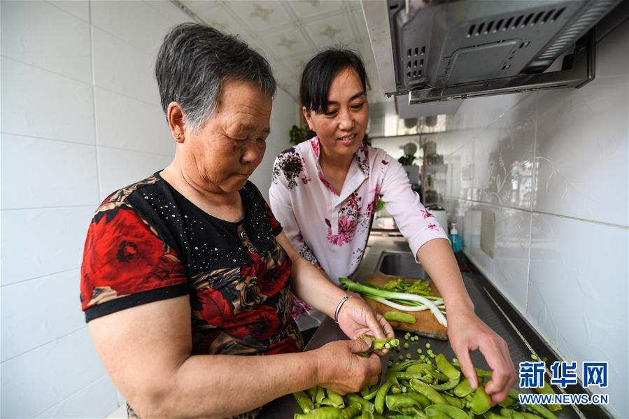 （在習(xí)近平新時(shí)代中國特色社會主義思想指引下——新時(shí)代新作為新篇章·總書記關(guān)心的百姓身邊事·圖文互動）（4）棚改的溫暖：1億多人“出棚進(jìn)樓”