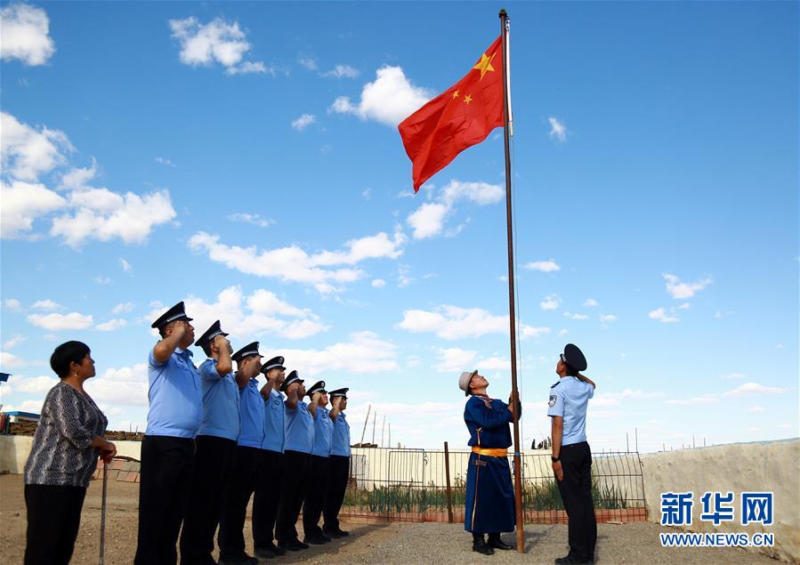 （圖文互動）“70”巧合 心戀祖國——內(nèi)蒙古邊疆牧民阿迪雅的國旗情節(jié)