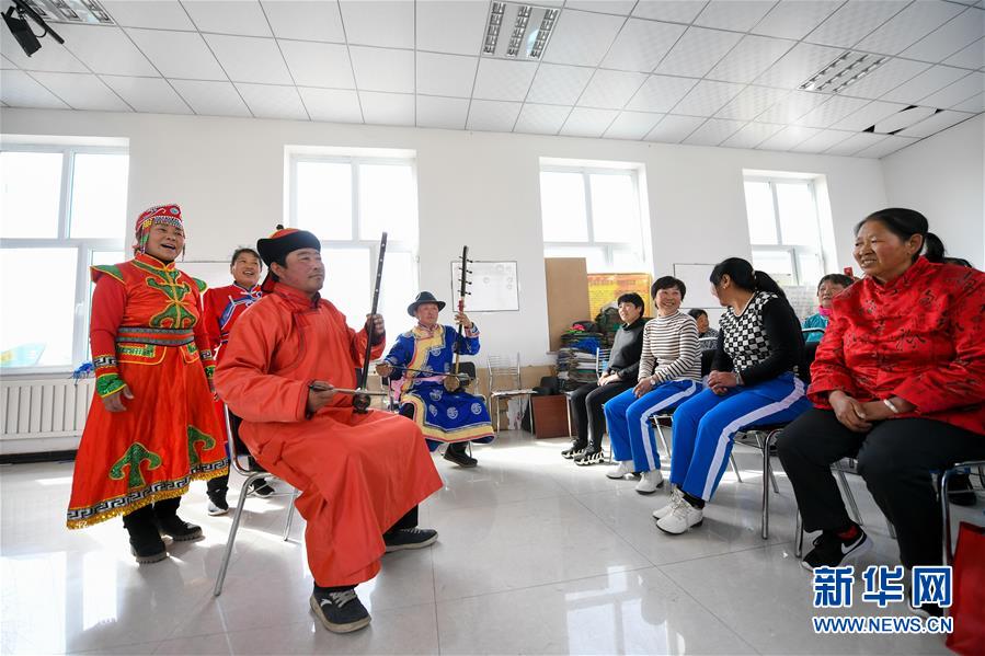 （新華全媒頭條·圖文互動）（1）讓各民族手足相親守望相助——以習(xí)近平同志為核心的黨中央關(guān)心少數(shù)民族和民族工作紀(jì)實(shí)