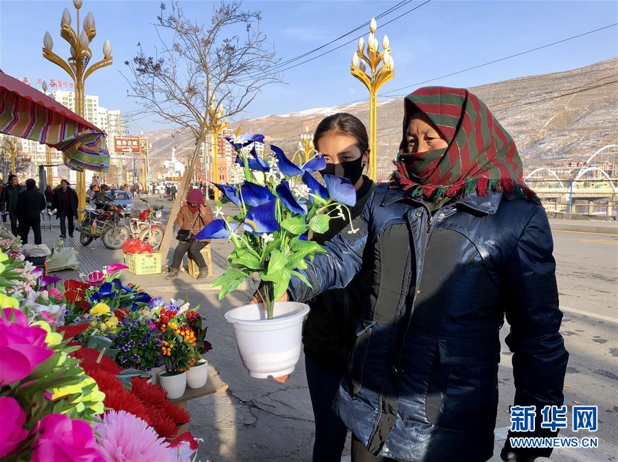 （新春走基層·圖文互動）（2）“只要備好年貨，新的一年就可以風調(diào)雨順”——臘月藏區(qū)年貨市場見聞