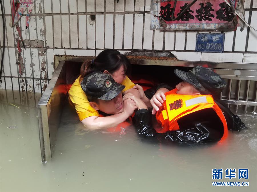 （圖文互動）（2）武警官兵持續(xù)奮戰(zhàn)多地洪澇災害搶險救援一線