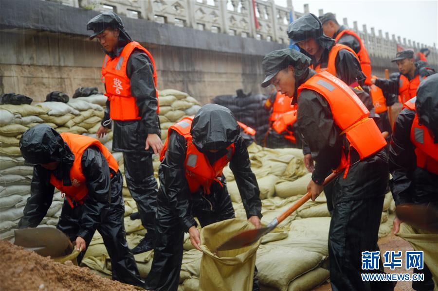 （防汛抗洪·圖文互動(dòng)）（1）洪水不退，子弟兵誓死不退——解放軍和武警部隊(duì)官兵參與洪澇災(zāi)害搶險(xiǎn)救援記事