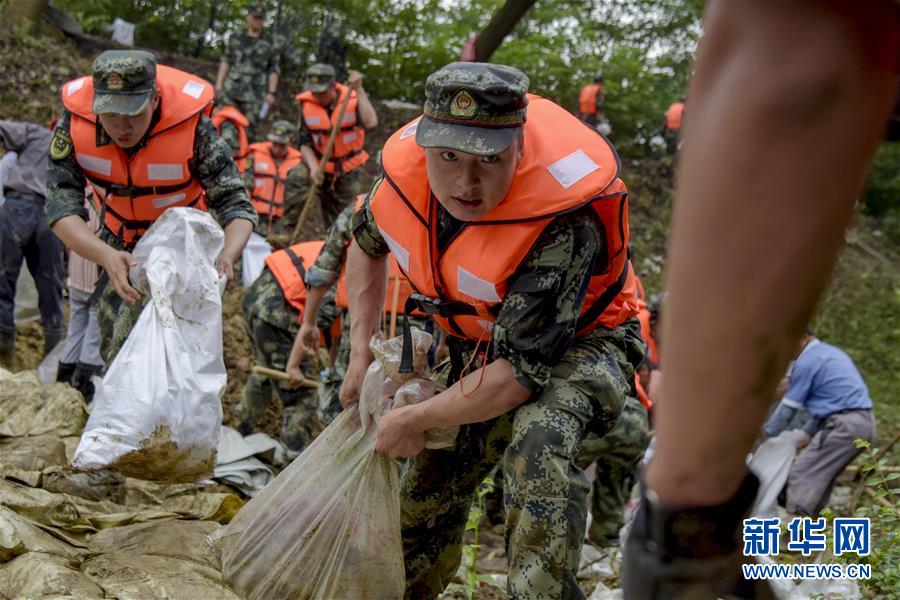 （防汛抗洪·圖文互動(dòng)）（6）洪水不退，子弟兵誓死不退——解放軍和武警部隊(duì)官兵參與洪澇災(zāi)害搶險(xiǎn)救援記事