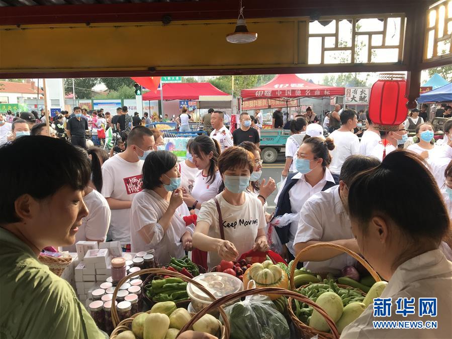 （決戰(zhàn)決勝脫貧攻堅·圖文互動）（1）扶貧夜市讓小城“煙火氣”升騰“致富味”