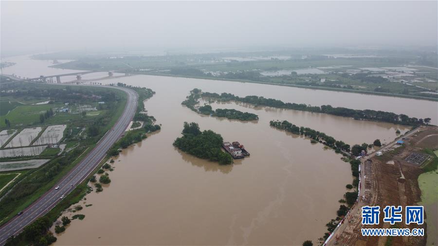 （防汛抗洪·圖文互動）（1）洪水來襲，銅鑼聲在千年古鎮(zhèn)的雨夜響起