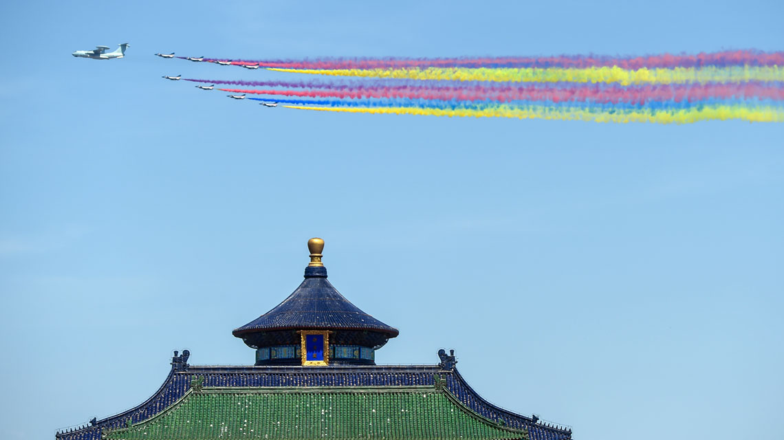 領(lǐng)隊機梯隊從天壇祈年殿上空飛過