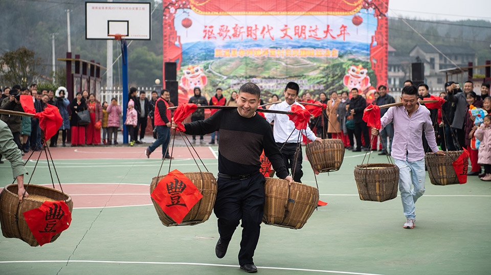 湖南辰溪：農(nóng)民趣味運(yùn)動會迎新年