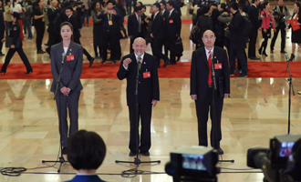 魏秋月、孟廣祿、薛晨陽代表接受采訪