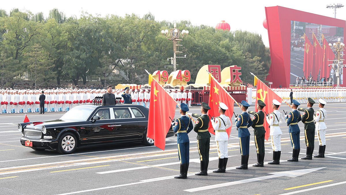 習(xí)近平驅(qū)車行進(jìn)至黨旗、國(guó)旗、軍旗前，向旗幟行注目禮