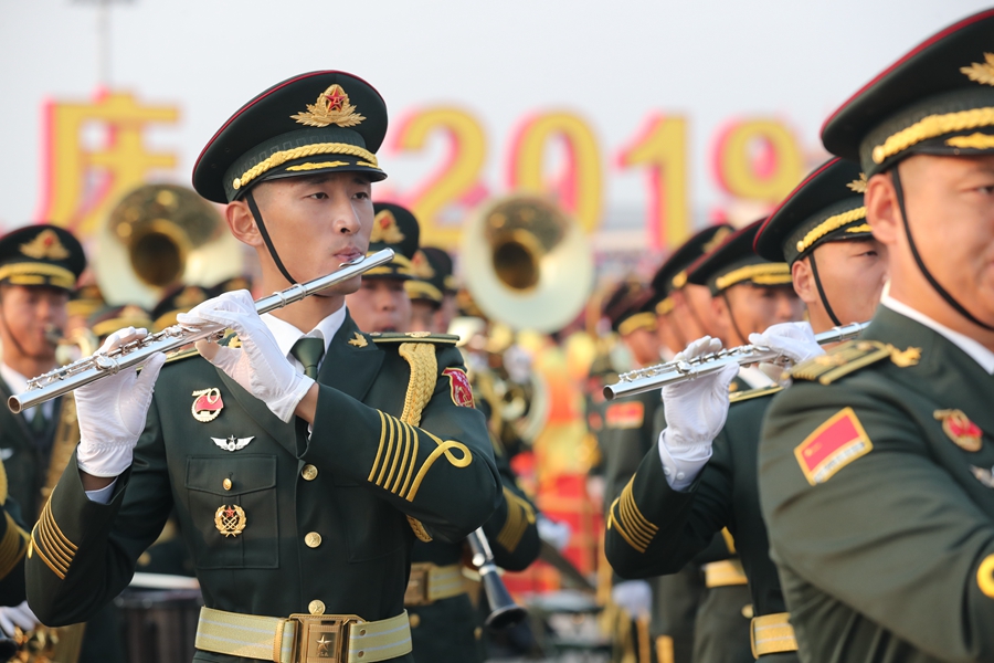 解放軍聯(lián)合軍樂團(tuán)在廣場就位后進(jìn)行準(zhǔn)備工作和試奏。據(jù)了解，解放軍聯(lián)合軍樂團(tuán)此次演奏是從開國大典至今歷次閱兵以來演奏曲目最多的一次，不少曲目是為此次閱兵量身打造的全新作品，此次也是歷次女演奏員最多的一次。