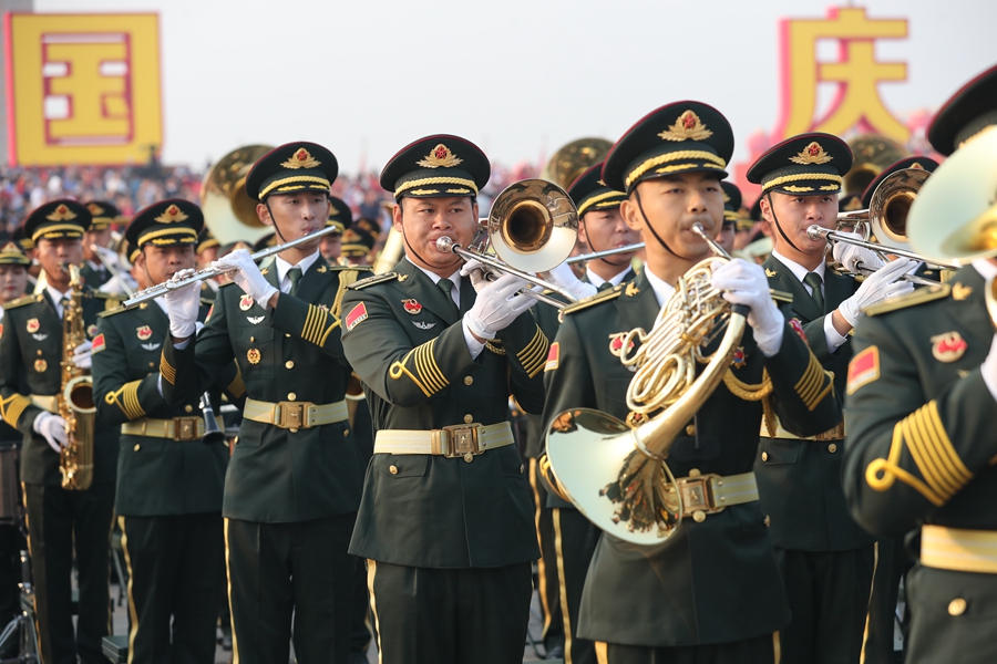 解放軍聯(lián)合軍樂團(tuán)在廣場就位后進(jìn)行準(zhǔn)備工作和試奏。據(jù)了解，解放軍聯(lián)合軍樂團(tuán)此次演奏是從開國大典至今歷次閱兵以來演奏曲目最多的一次，不少曲目是為此次閱兵量身打造的全新作品，此次也是歷次女演奏員最多的一次。