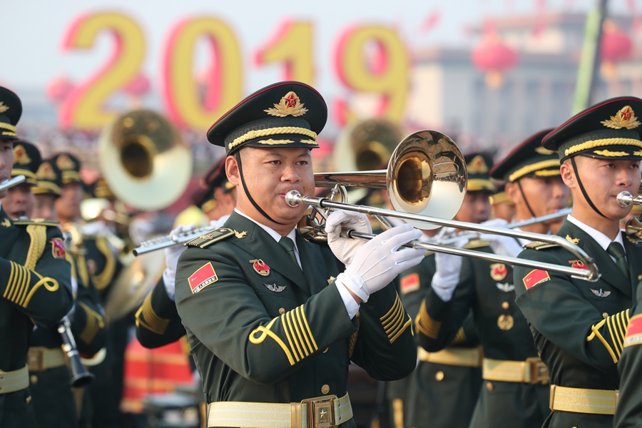 解放軍聯(lián)合軍樂團(tuán)在廣場就位后進(jìn)行準(zhǔn)備工作和試奏。據(jù)了解，解放軍聯(lián)合軍樂團(tuán)此次演奏是從開國大典至今歷次閱兵以來演奏曲目最多的一次，不少曲目是為此次閱兵量身打造的全新作品，此次也是歷次女演奏員最多的一次。