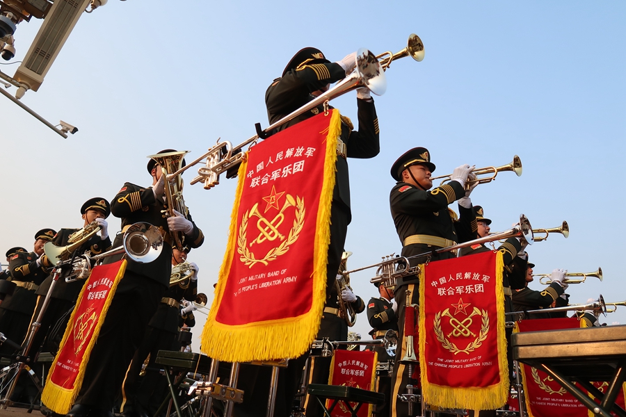 解放軍聯(lián)合軍樂團(tuán)在廣場就位后進(jìn)行準(zhǔn)備工作和試奏。據(jù)了解，解放軍聯(lián)合軍樂團(tuán)此次演奏是從開國大典至今歷次閱兵以來演奏曲目最多的一次，不少曲目是為此次閱兵量身打造的全新作品，此次也是歷次女演奏員最多的一次。