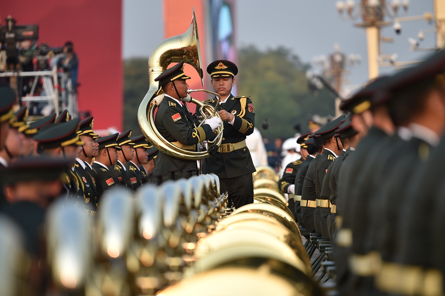 解放軍聯(lián)合軍樂團(tuán)在廣場就位后進(jìn)行準(zhǔn)備工作和試奏。據(jù)了解，解放軍聯(lián)合軍樂團(tuán)此次演奏是從開國大典至今歷次閱兵以來演奏曲目最多的一次，不少曲目是為此次閱兵量身打造的全新作品，此次也是歷次女演奏員最多的一次。