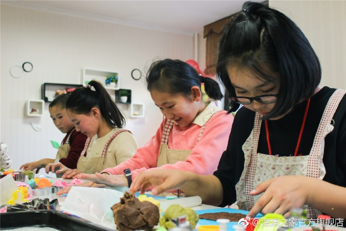 在北京，孩子們上了一節(jié)別開生面的廚藝課——手工DIY餅干。孩子們腦洞大開親自上手，從制作到出爐不僅留下了噴香的餅干，還留下了珍貴的回憶。親手做的餅干孩子們舍不得獨(dú)享，成為了回程路上最重要的“伴手禮”