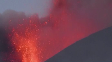 意大利埃特納火山噴發(fā) 巖漿高達數米