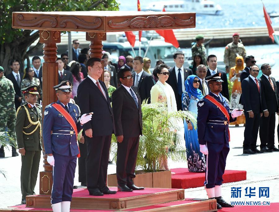 9月15日，國(guó)家主席習(xí)近平同馬爾代夫總統(tǒng)亞明在馬累舉行會(huì)談。會(huì)談前，亞明在共和國(guó)廣場(chǎng)為習(xí)近平舉行歡迎儀式。 新華社記者 馬占成 攝