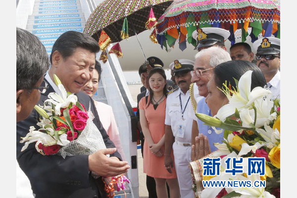 9月17日，國(guó)家主席習(xí)近平抵達(dá)古吉拉特邦艾哈邁達(dá)巴德市，開(kāi)始對(duì)印度進(jìn)行國(guó)事訪問(wèn)。 新華社記者 鞠鵬 攝