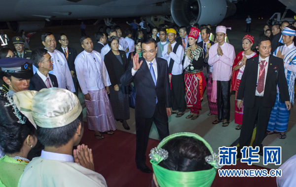 11月12日，中國國務(wù)院總理李克強抵達內(nèi)比都，出席東亞合作領(lǐng)導(dǎo)人系列會議并對緬甸進行正式訪問。 新華社記者王曄攝