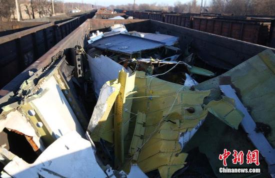 資料圖：烏克蘭頓涅茨克，MH17墜毀客機(jī)的殘骸裝上火車。圖片來源：CFP視覺中國