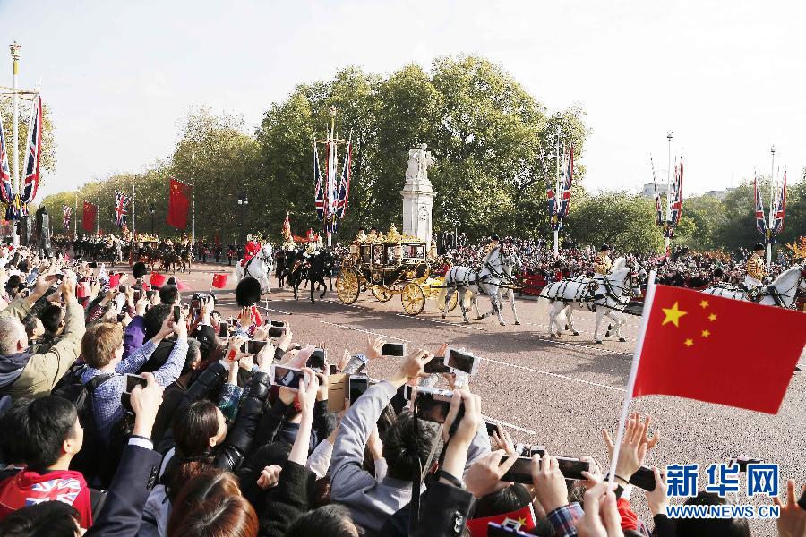 這是習(xí)近平和夫人彭麗媛在女王夫婦陪同下，乘坐皇家馬車前往白金漢宮下榻。新華社記者 周磊 攝