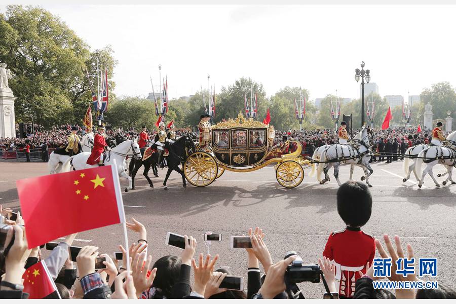 這是習(xí)近平和夫人彭麗媛在女王夫婦陪同下，乘坐皇家馬車前往白金漢宮下榻。新華社記者 周磊 攝