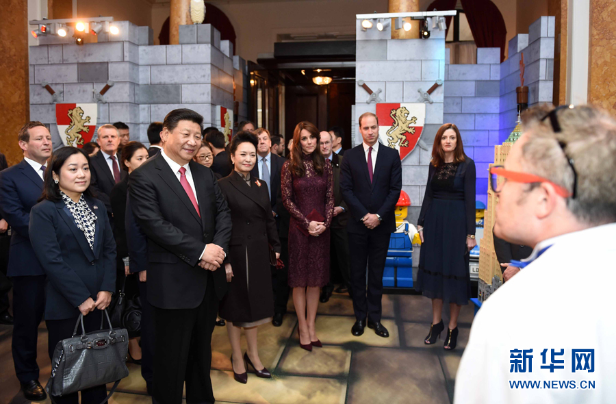 10月21日，國家主席習(xí)近平和夫人彭麗媛在英國威廉王子夫婦陪同下，出席在倫敦舉行的中英創(chuàng)意產(chǎn)業(yè)展。 新華社記者 張鐸 攝