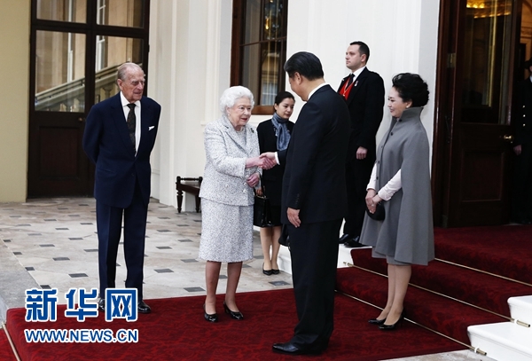 10月22日，國家主席習近平和夫人彭麗媛離開白金漢宮。離開前，英國女王伊麗莎白二世和丈夫菲利普親王專門前來同習近平夫婦親切話別。新華社記者 鞠鵬 攝