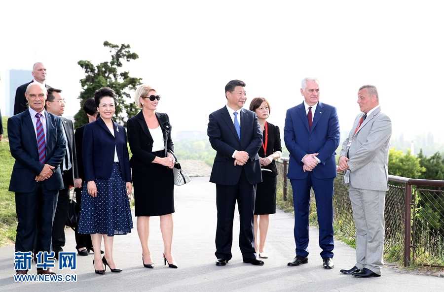 6月17日，中國國家主席習(xí)近平和夫人彭麗媛在塞爾維亞總統(tǒng)尼科利奇夫婦陪同下參觀具有悠久歷史的貝爾格萊德卡萊梅格丹公園。 新華社記者 馬占成 攝