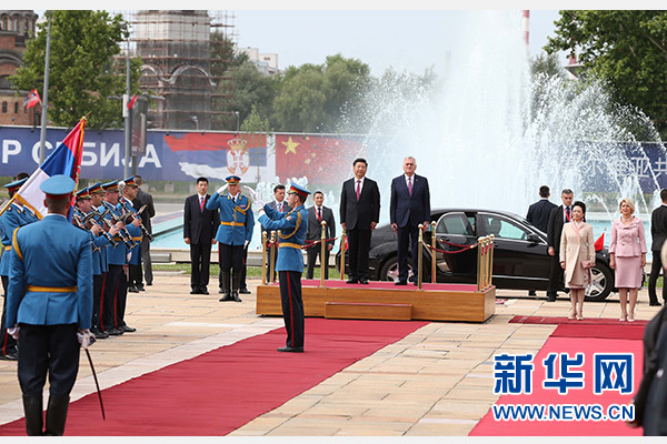  6月18日，國家主席習(xí)近平出席塞爾維亞總統(tǒng)尼科利奇在貝爾格萊德舉行的隆重歡迎儀式。 新華社記者馬占成攝