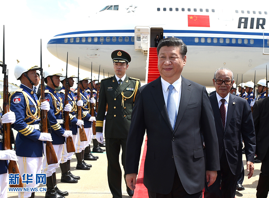 10月13日，國家主席習近平乘專機抵達金邊國際機場，開始對柬埔寨王國進行國事訪問。柬埔寨副首相兼王宮事務(wù)大臣貢桑奧親王和夏卡朋親王、阿倫公主等在舷梯旁熱情迎接習近平主席。新華社記者　謝環(huán)馳　攝