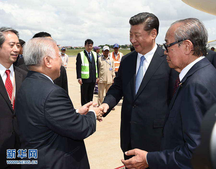 10月13日，國家主席習近平乘專機抵達金邊國際機場，開始對柬埔寨王國進行國事訪問。柬埔寨副首相兼王宮事務(wù)大臣貢桑奧親王和夏卡朋親王、阿倫公主等在舷梯旁熱情迎接習近平主席。新華社記者　謝環(huán)馳　攝