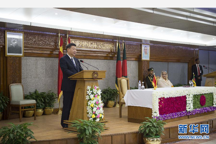 10月14日，國(guó)家主席習(xí)近平在達(dá)卡同孟加拉國(guó)總理哈西娜舉行會(huì)談。這是會(huì)談后，兩國(guó)領(lǐng)導(dǎo)人共同會(huì)見(jiàn)記者。 新華社記者謝環(huán)馳攝 