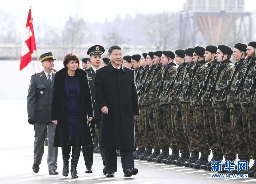 1月15日，國家主席習(xí)近平乘專機(jī)抵達(dá)蘇黎世，開始對瑞士聯(lián)邦進(jìn)行國事訪問。 這是習(xí)近平在瑞士聯(lián)邦主席洛伊特哈德陪同下檢閱儀仗隊。新華社記者 蘭紅光 攝